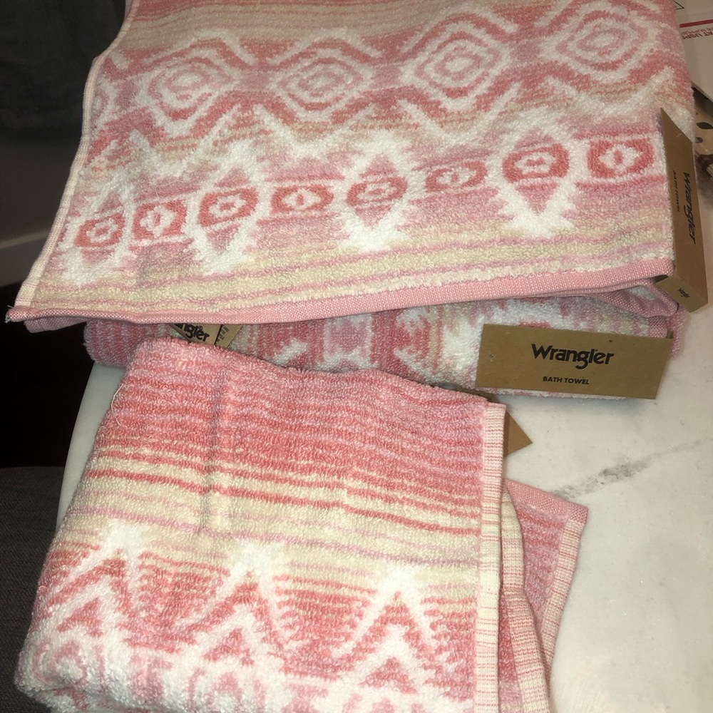 ‼️ Wrangler Pink , Cream & White Geometric Bath Towels - 3 pieces